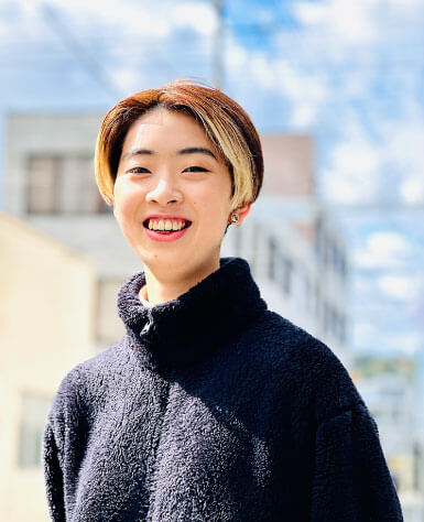 デザイン部 Webデザイナー 鈴木 友梨